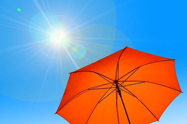 せっかく使うなら効果的に！紫外線を防ぎやすい「日傘」のさし方のポイント