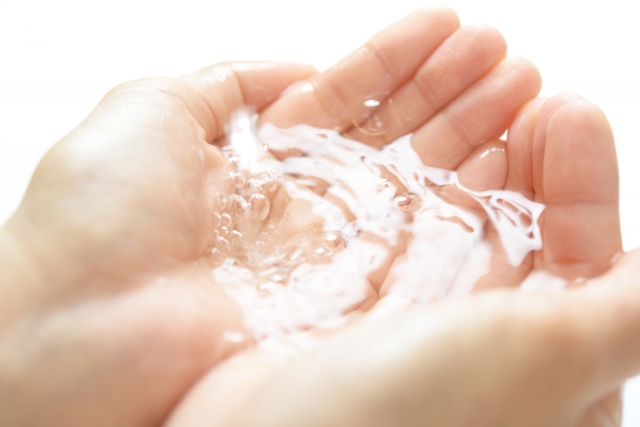 温かいぬるま湯が乾燥肌の原因に？肌を守るなら「超ぬるま湯洗顔」