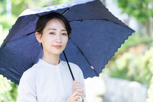 【調査】日傘を使う女性はどのくらいるの？日傘のメリットやデメリットは？