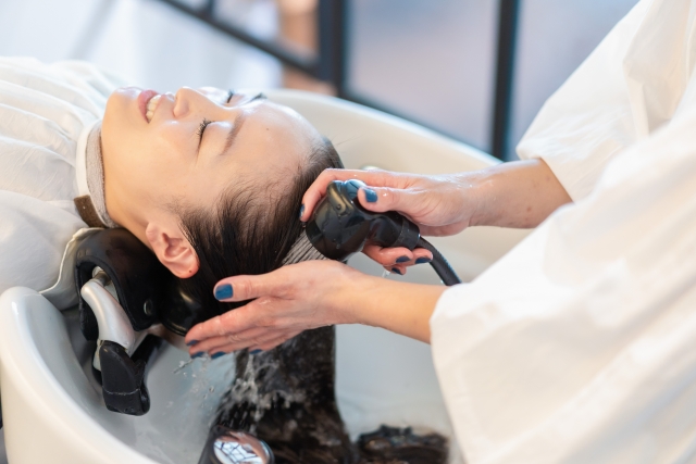 【調査】「ヘアサロンで理想の髪型にしてもらうコツだと思うこと」第１位は？