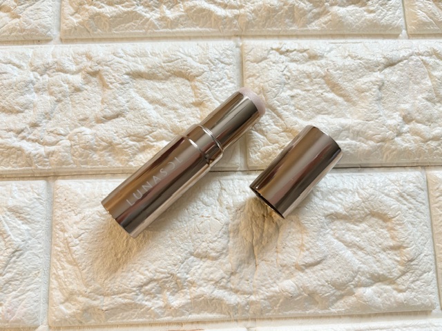 自然なツヤで若々しい印象に！「ルナソル ラディアントスティックＮ ０２」