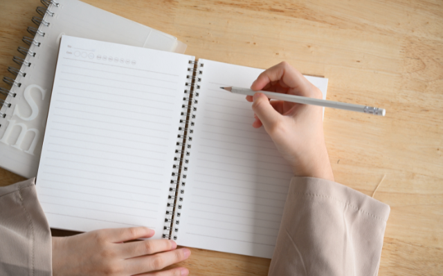 感情を紙に書き出して破る