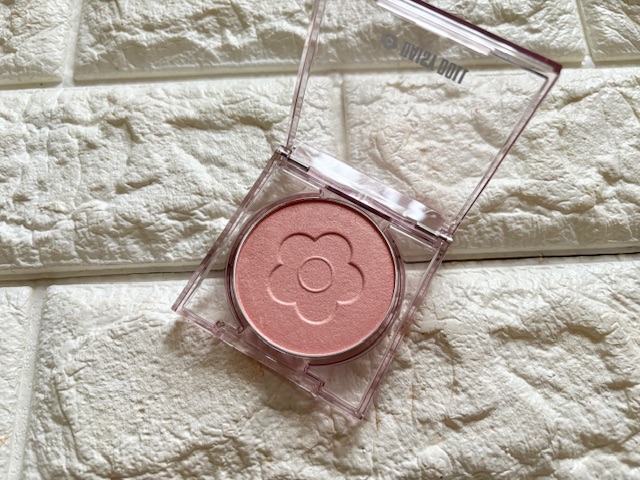 肌なじみ抜群のコーラルカラー「03 ピーチポップ」