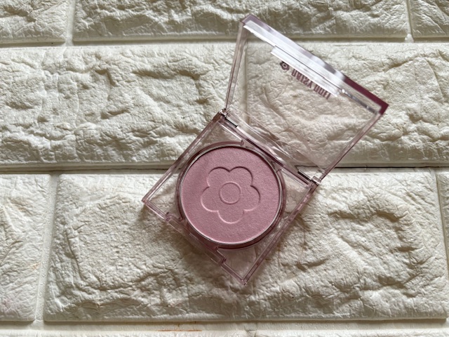 可憐でやさしい印象に仕上げる「04 ロージーキス」