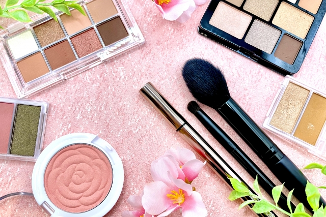 【調査】メイク、ファッションに合わせて変える派?変えない派?