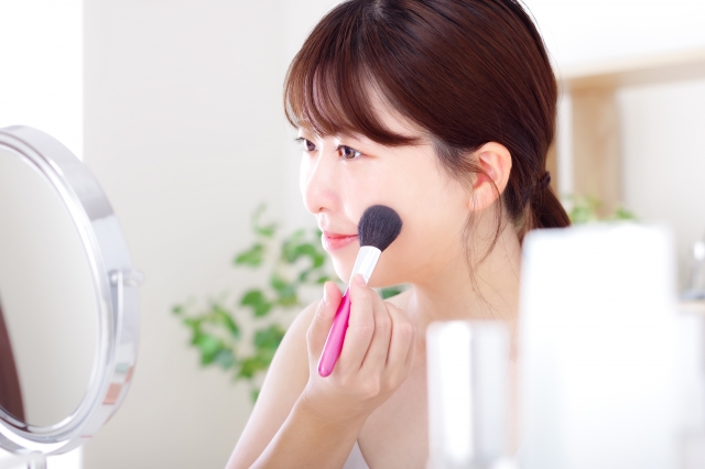 【調査】メイク、ファッションに合わせて変える派?変えない派?