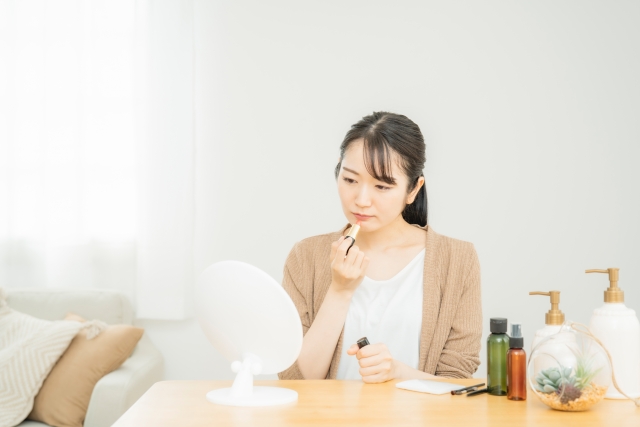 【調査】メイク、ファッションに合わせて変える派?変えない派?