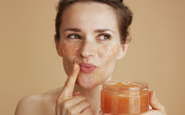 過剰なピーリングやスクラブで肌を傷つける