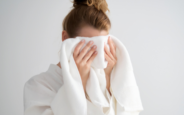 タオルで摩擦を与えるのは間違ったスキンケア