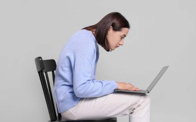 姿勢の悪さがたるみの原因