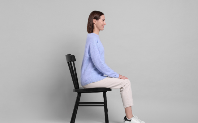 姿勢を正すとたるみ対策に効果的