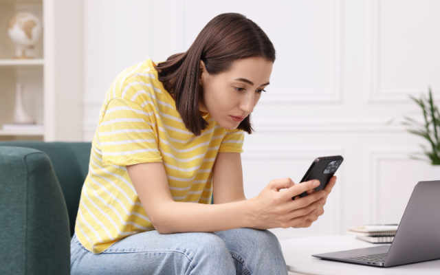 スマホ首はたるみの原因