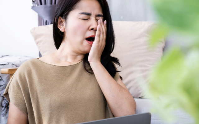 睡眠不足は顔のたるみ原因にねる