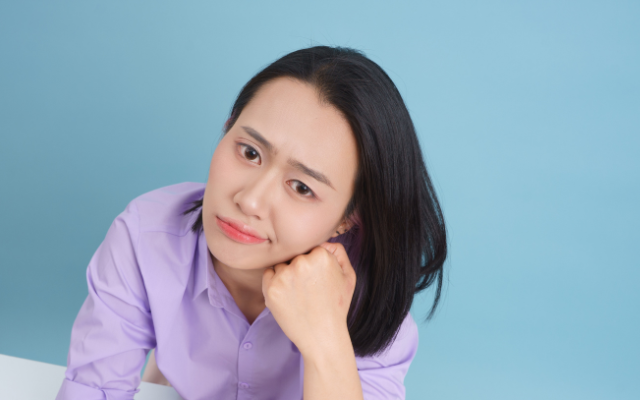 頬杖をつく癖がたるみの原因