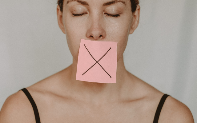 無表情が続くとたるみの原因に