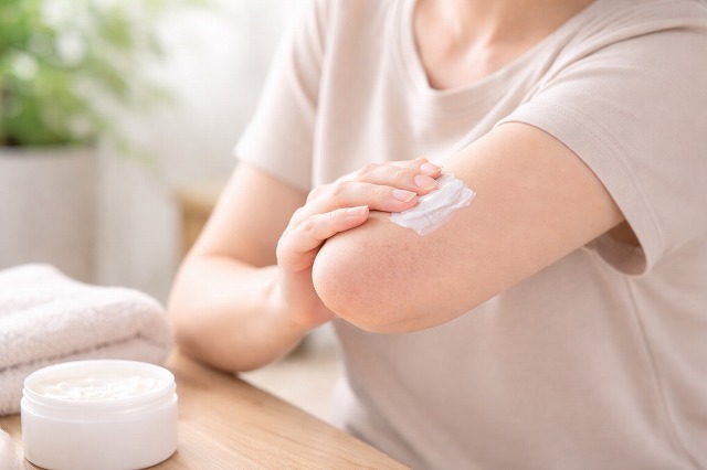  肘は「乾燥」と「摩擦」で老けて見える