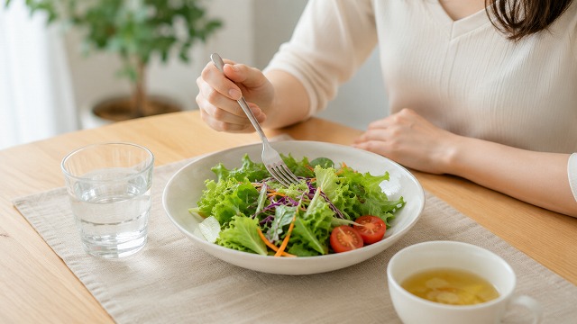 サラダ中心でたんぱく質が不足している