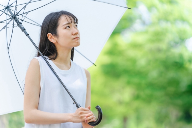 【調査】梅雨のおしゃれ、85％が悩みあり！髪と足元の悩みが上位に