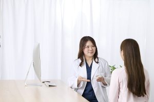 繰り返すニキビ、医師にオンラインで相談！サステナオンラインクリニックの内服薬治療とは？