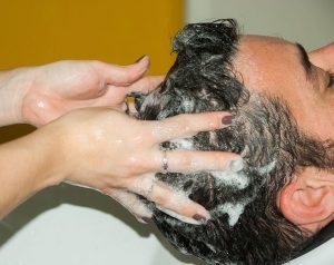 乾燥するのは顔だけではありません！頭皮と髪にも保湿ケアを！