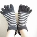 ムレ、シモヤケなど足の悩み解消に！100 円均一の 5 本指靴下が使える！