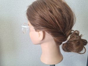 顔周りすっきり！メガネにぴったりなゆるっとヘアアレンジ