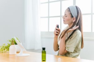 香水ほど主張しすぎず、それでいて動くたびに清潔感のある香りを届けてくれる「ヘアフレグランス（ヘアパフューム）」は、今や大人の女性の必須アイテムです。最近では単に香るだけでなく、ツヤ出しやUVカット、ダメージ補修まで叶えてくれる多機能なものが増えています。 この記事では、おすすめのヘアフレグランスの選び方から、今話題の「恋に効く」アイテム、さらには洗うだけで香りをまとう時短ケアまでを徹底解説します。30代・40代の大人女子が選ぶべき、コスパ最強＆実力派アイテムをチェックして、至近距離でも自信が持てる美髪を手に入れましょう！