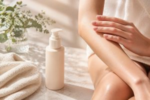 今話題の「ボディレチノール」とは？エイジングサインに差がつく使い方