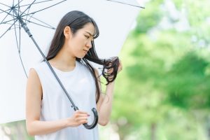 うねりや広がりを何とかしたい！梅雨時のヘアケア方法やおすすめアイテムをチェック