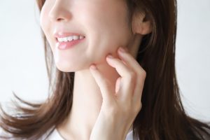 あごで顔のイメージが左右される？お悩み別メイク方法やセルフケア方法教えます