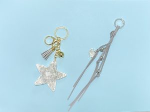 印象がガラッと変わる！【バッグチャーム】を付けるメリットやおしゃれな合わせ方を教えます